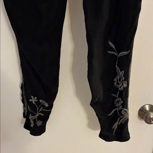 NWT Johnny Was Biya Black Adventura Cargo Pants with Floral Embroidery size 2 - Picture 9 of 15